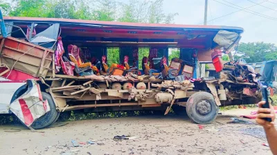 সংঘর্ষে ক্ষতিগ্রস্ত বাস