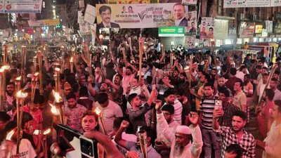 আমিন-উর-রশিদকে মনোনয়ন দেওয়ার দাবিতে বিক্ষোভের পাশাপাশি মশাল জ্বালিয়ে নগরে মিছিল করেছেন অনুসারীরা