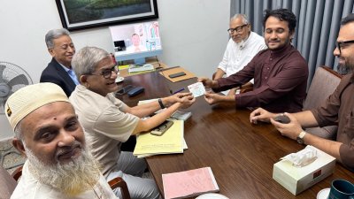 সদস্য ফরম নিয়ে পূরণ করে বিএনপিতে যোগ দিয়েছেন মীর মাহবুবুর রহমান স্নিগ্ধ