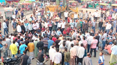 মান্দা উপজেলার নওগাঁ–রাজশাহী মহাসড়কের ফেরিঘাট এলাকায় বিক্ষোভ ও মানববন্ধন
