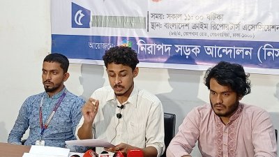 সংবাদ সম্মেলনে কথা বলছেন নিরাপদ সড়ক আন্দোলনের নেতারা