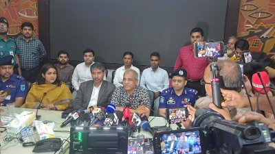 মতবিনিময় সভায় বক্তব্য দিচ্ছেন স্বরাষ্ট্র উপদেষ্টা লেফটেন্যান্ট জেনারেল (অব.) জাহাঙ্গীর আলম চৌধুরী
