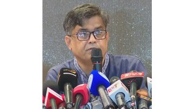 সাংবাদিকদের সঙ্গে কথা বলছেন প্রধান উপদেষ্টার প্রেস সচিব শফিকুল আলম