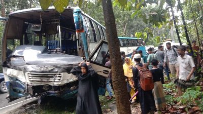 দুর্ঘটনাকবলিত বাস