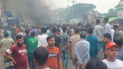 চাঁদপুর-লক্ষ্মীপুর সড়ক অবরোধ করেন ফরিদগঞ্জ উপজেলা বিএনপির আহ্বায়ক এম এ হান্নানের কর্মী-সমর্থকরা
