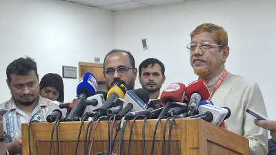 কথা বলছেন হামিদুর রহমান আযাদ