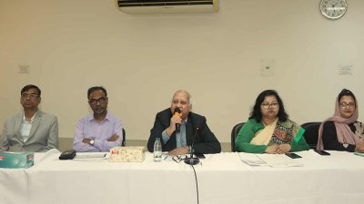 কথা বলছেন ইউজিসি চেয়ারম্যান অধ্যাপক ড. এস এম এ ফায়েজ