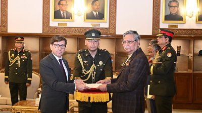 রাষ্ট্রপতি মো. সাহাবুদ্দিনের কাছে তার পরিচয়পত্র পেশ করেছেন জ্যঁ-মার্ক সেরে-শার্লেট