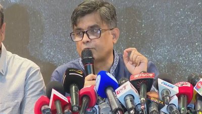 কথা বলছেন প্রেস সচিব শফিকুল আলম