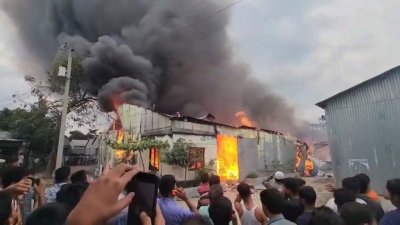 কোনাবাড়ী এলাকায় ঝুটের গুদামে লাগা আগুন