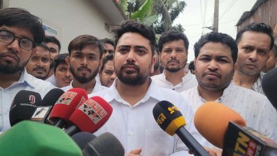 সাংবাদিকদের সঙ্গে কথা বলছেন এনসিপির আহ্বায়ক নাহিদ ইসলাম