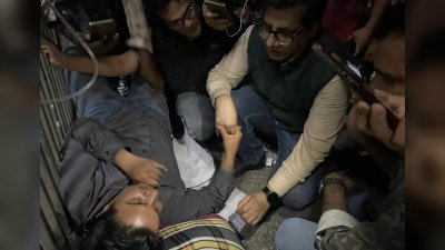 নির্বাচন কমিশন ভবনের সামনে অনশনে তারেক রহমান