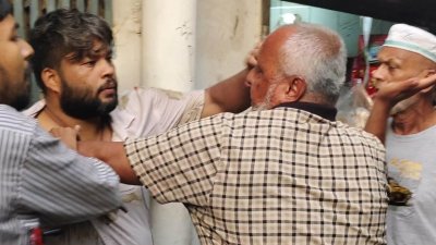 নারায়ণগঞ্জের ফতুল্লায় সংবাদ সংগ্রহ করতে গিয়ে হামলা ও মারধরের শিকার হয়েছেন তিন সাংবাদিক