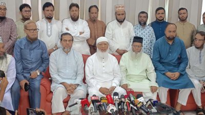 সাংবাদিকদের সঙ্গে কথা বলছেন জামায়াতে ইসলামীর আমির ডা. শফিকুর রহমান