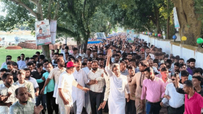 স্থানীয় নেতাকর্মীদের সঙ্গে মাহবুবুর রহমান