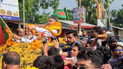 নানা কর্মসূচির মাধ্যমে মাঠে রয়েছেন প্রার্থীরা