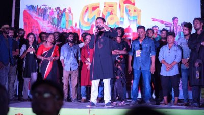 বক্তব্য রাখছিলেন নির্মাতা
