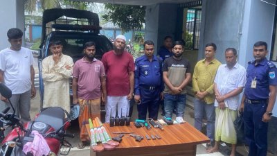 এনামুল হক মোল্লা এবং তার সাত সহযোগীকে গ্রেফতার করেছে যৌথবাহিনী