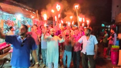 সাবেক সংসদ সদস্য (এমপি) ইঞ্জিনিয়ার গোলাম মোস্তফার কর্মী-সমর্থকরা বিক্ষোভ ও মশাল মিছিল করেছেন