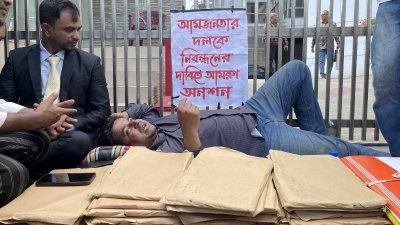 নির্বাচন কমিশন ভবনের সামনে অনশনে তারেক রহমান