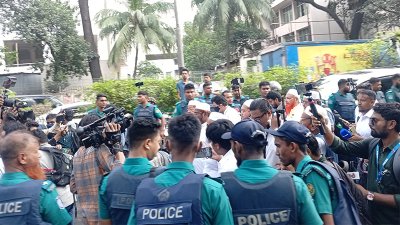 মৎস্য ভবন মোড়ে ৮ দলের মিছিল আটকে দিয়েছে পুলিশ