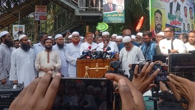 সাংবাদিকদের সঙ্গে কথা বলছেন গোলাম পরওয়ার