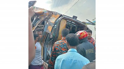 ঘটনাস্থলে ফায়ার সার্ভিস ও স্থানীয়রা