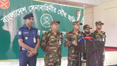 বক্তব্য দিচ্ছেন ১৪ ফিল্ড রেজিমেন্ট আর্টিলারির অধিনায়ক লেফটেন্যান্ট কর্নেল লুৎফর রহমান