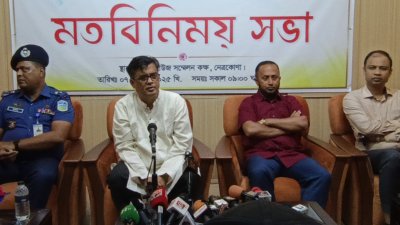 নেত্রকোনা সার্কিট হাউসে সাংবাদিকদের সঙ্গে মতবিনিময় করেন প্রধান উপদেষ্টার প্রেস সচিব শফিকুল আলম
