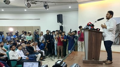 কথা বলছেন নাহিদ ইসলাম