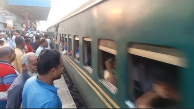 তুলতলা রেল স্টেশনে ট্রেনের যাত্রাবিরতিতে মানুষের আনন্দ