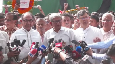 সাংবাদিকদের সঙ্গে কথা বলছেন বিএনপি মহাসচিব মির্জা ফখরুল ইসলাম আলমগীর