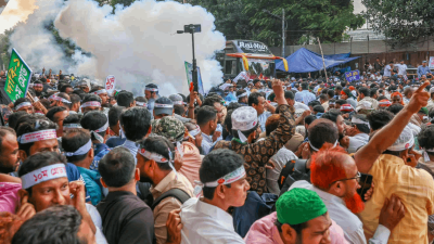 শিক্ষকদের ছত্রভঙ্গ করতে পুলিশ কয়েক রাউন্ড সাউন্ড গ্রেনেড ছোড়ে (ছবি: আহাদুল করিম খান)