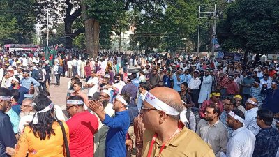 শহীদ মিনারে অবস্থান কর্মসূচি শুরু করেছেন প্রাথমিকের শিক্ষকরা
