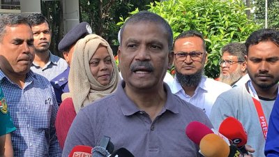 রাজশাহী কারিগরি ও রাজশাহী মহিলা কারিগরি প্রশিক্ষণ কেন্দ্র পরিদর্শন শেষে সাংবাদিকদের সঙ্গে কথা বলেন আসিফ নজরুল
