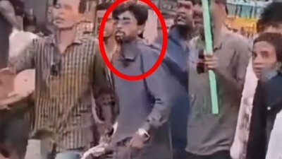 অস্ত্র হাতে সংঘর্ষে যুবক