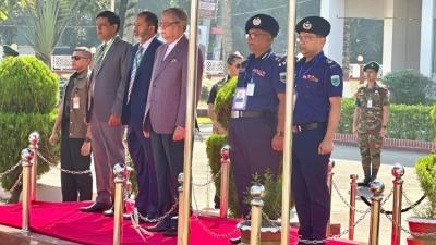 রাষ্ট্রপতি সকালে পাবনা সার্কিট হাউজে গার্ড অব অনার গ্রহণ করেন