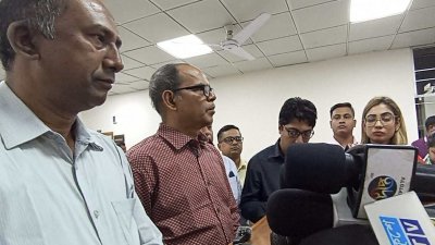 বৈঠক শেষে গণমাধ্যমকে জানাচ্ছেন রেজায়োনুল হক রাজা