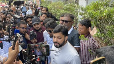 আমজনতার দলের অনশনরত  সদস্য সচিব তারেক রহমানের প্রতি সমর্মিতা জানান বিএনপি নেতা ইশরাক হোসেন