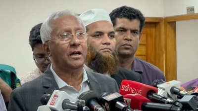 সাংবাদিকদের সঙ্গে কথা বলছেন আখতার আহমেদ