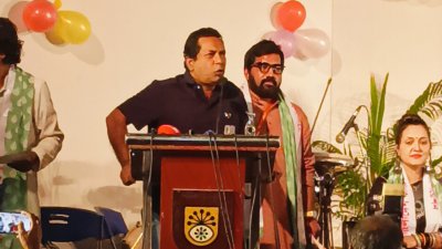 পুরস্কার গ্রহণের পর বক্তব্য রাখছেন মোশাররফ করিম/ ছবি: রাকিবুল ইসলাম