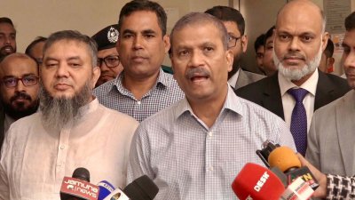 সাংবাদিকদের সঙ্গে কথা বলছেন আইন উপদেষ্টা আসিফ নজরুল