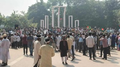 কেন্দ্রীয় শহীদ মিনারে শিক্ষকরা