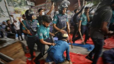 উসকানিতে পুলিশ শিক্ষকদের ওপর চড়াও হয়ে লাঠিপেটা শুরু করে বলে অভিযোগ করেছেন আন্দোলনকারীরা, ছবি: আহাদুল করিম খান