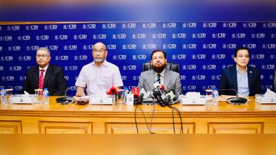 রাজধানীর মালিবাগে সিআইডির প্রধান অতিরিক্ত আইজিপি ছিগবাত উল্লাহ সাংবাদিকদের সঙ্গে কথা বলেন/বাংলা ট্রিবিউন