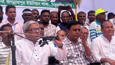 দৌলতপুর বালিকা উচ্চবিদ্যালয় মাঠে এক সভায় বক্তব্য দেন মির্জা ফখরুল ইসলাম আলমগীর