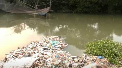 দীর্ঘদিন ধরে ১৩টি পৌর এলাকার বর্জ্য খোলা আকাশের নিচে, ড্রেন, পুকুর কিংবা নদীতে ফেলা হচ্ছে