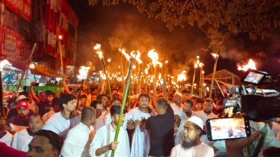 কক্সবাজার-৪ (উখিয়া-টেকনাফ) আসনে বিএনপির প্রার্থী পরিবর্তনের দাবিতে কাফনের কাপড় পরে মশালমিছিল