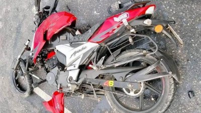 পথচারীকে বাঁচাতে গিয়ে মোটরসাইকেলের নিয়ন্ত্রণ হারিয়ে দুই তরুণের মৃত্যু