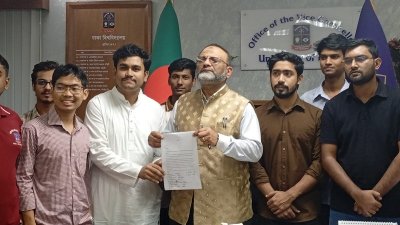 উপাচার্য অধ্যাপক নিয়াজ আহমদ খানের কাছে স্মারকলিপি জমা দিয়েছেন কেন্দ্রীয় ছাত্র সংসদ (ডাকসু) ও হল সংসদ নেতারা/বাংলা ট্রিবিউন